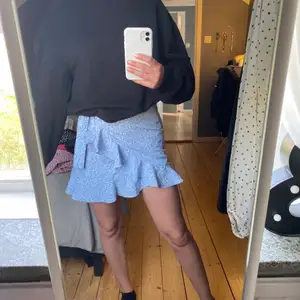 Säljer denna kjol från shein som tyvärr har blivit för liten för mig. Köpte den förra sommaren och den är i bra skick. 