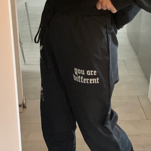 Nylon byxor - Nylon byxor som aldrig har använts utan bara testats, dem är i fint skick! Luftiga vår/sommar byxor i storlek 36 som inte sitter hårt i midjan. 