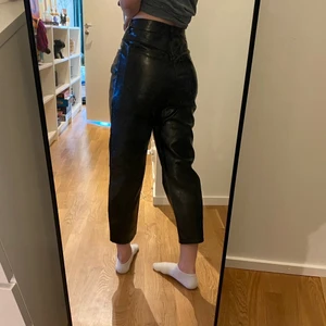 Coola glansiga ”skinn” byxor  -  Betala bara för frakt. Väger om du är intresserad