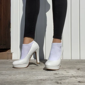 Vita pumps - Vita klackar i skinn imitation, använda vid ett tillfälle. Strl 37 Har en liten repa som man kan se på bild 2 men inget som stör eller syns om man inte kollar noga. Kan mötas upp i Hunnebostrand eller köparen står för fraktkostnaden 