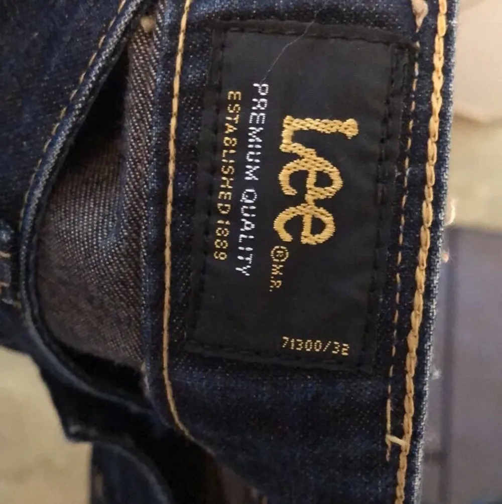 Ett par low waisted jeans ifrån Lee, säljer pågrund av att dom tyvärr har blivit för små. Passar perfekt i längden för någon som är runt 168cm.. Jeans & Byxor.