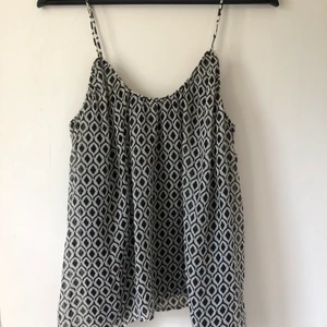 Blus - En blus i storlek M med tunna axelband. Aldrig använd, endast provad. Frakt tillkommer📦