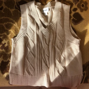 Ljus stickad väst! - En fin ljus stickad väst jag köpte på Monki men inte haft på mig eftersom att den inte riktigt passa mig. Storlek S/M och jätte bekväm och fin!