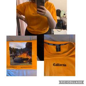 Orange T-shirt med tryck på ryggen. Nästan inte använd alls. Köpte den i XL då jag ville ha den lite oversize, den sitter alltså väldigt pösigt på mig som oftast använder M på tröjor. 