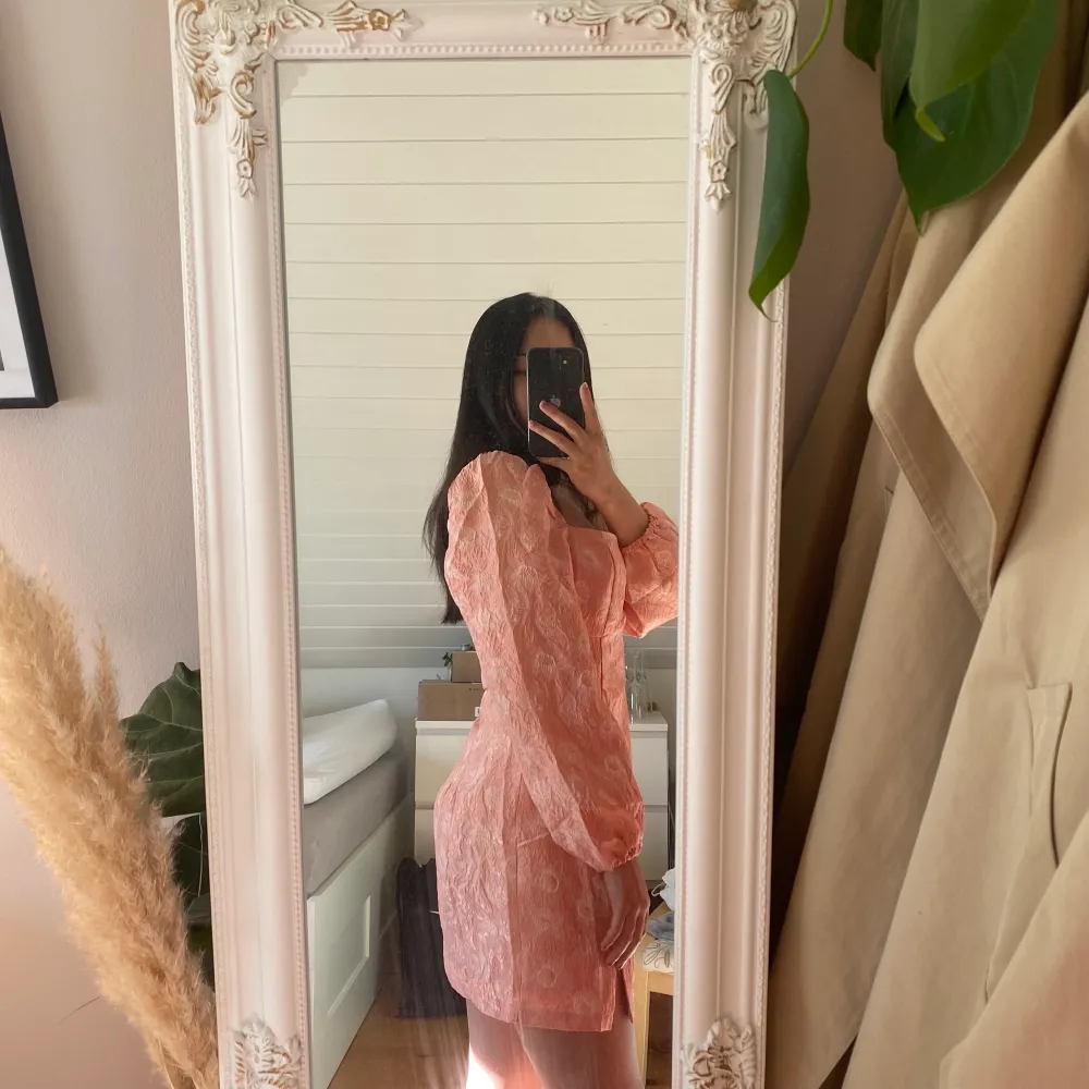 Säljer denna superfina slutsålda, rosa/aprikosfärgade klänningen från nelly med ”broderade” blomdetaljer🌸 Den är lite stor för mig som vanligtvis har 34. Är osäker på om den kommer komma till så mycket användning💗 Endast provad! Nypris 599. Klänningar.