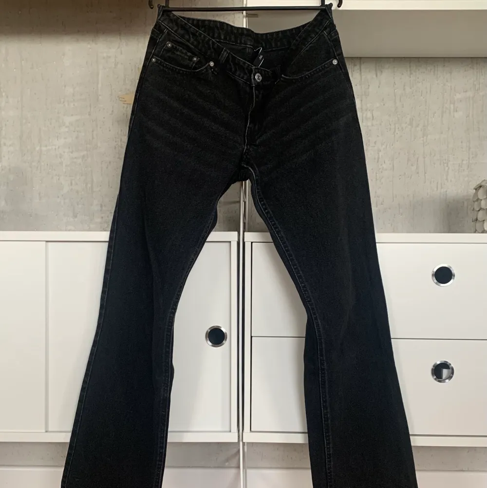 Weekday Arrow Low Straight jeans 👖 Säljer då de inte används längre, bra skick !! ❤️‍🔥❤️‍🔥 Nypris: 500kr . Jeans & Byxor.