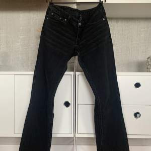 Weekday Arrow Low Straight jeans 👖 Säljer då de inte används längre, bra skick !! ❤️‍🔥❤️‍🔥 Nypris: 500kr 