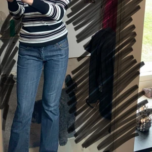 Lågmidjade vintage från Lee - Low waisted, inte helt säker på storlek men jag tror 38. Kan återkomma med mått vid intresse. Även fler bilder men har inte lyckats hitta bra ljus. Så sjukt sköna och snygga i toppskick 😍 Budaaaaa