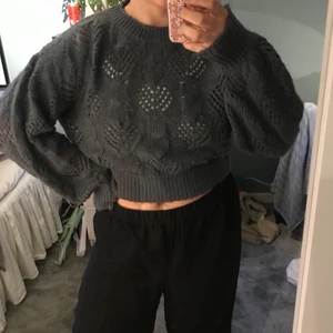 Stickad tröja - Marinblå/mörk grå stickad tröja med mönster!