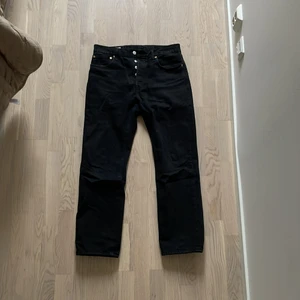 Levis 501 - Tjena! Säljer ett par svarta Levis 501 i bra skick. Storlek W33L30