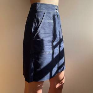 Snygg oanvänd Tommy Hilfiger kjol i navy Blue. Säljer vidare för 470Kr. 🌸 