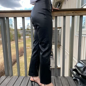 Läderbyxor från Nelly.com - strl 34 - Läderbyxor från Nelly. Dem är i gott skick & använda ca 3-4 gånger. Dem är högmidjade.  Det är min syster på bilden, hon är 167 cm & har ganska långa ben! Ordinarie pris 499kr