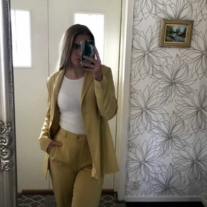 Kostym - Super härlig fil kostym! S/M passar perfekt på mig som är emellan! Andra bilden är från förra säljaren, säg till ifall fler bilder önskas!