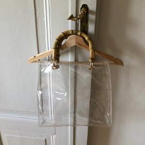 Transparent väska med Bambu handtag från Topshop. Nypris 329kr men säljer för 150. Kan mötas upp i Uppsala annars står köpren för frakt🌞
