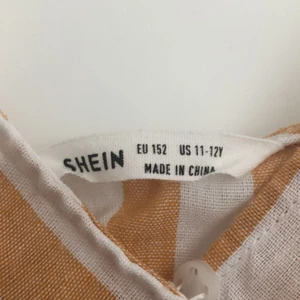 SHEIN klänning💓 - En fin randig klänning  ifrån SHEIN bara testad och tvättad en gång. Materialet är bomull och polyester.