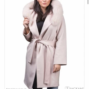 HOLLIES LUCINDA KAPPA - Hollies kappa modell ”Lucinda” i ljus beige/rosaaktigt färg. Storlek 32. Ligger nedpackad i mitt förråd därav inga egna bilder. 100% ull och äkta rävpäls. Använt skick, nypris ca 5990. 