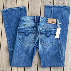 Vintage midwaist bootcut jeans från Diesel i oanvänt skick med prislapp kvar. NYPRIS IDAG CA 1600 KR. 76 cm midjemått, innerbenslängd 82 cm. W27, L 32, modell ZATHAN. Vid stort intresse startas budgivning!