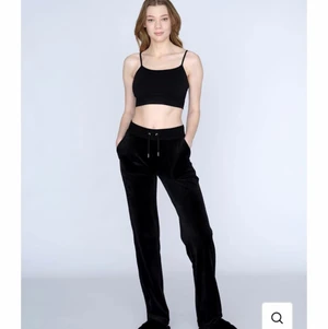 Juicy couture byxor svart - Jag säljer dessa byxor för jag köpte fel storlek. Dom är i nyskick och i storlek xxs☺️köparen står för frakten.              (Jag möts inte upp om ni inte bor i samma stad som mig) skriv privat om ni vill ha tydligare bilder på byxorna.😊
