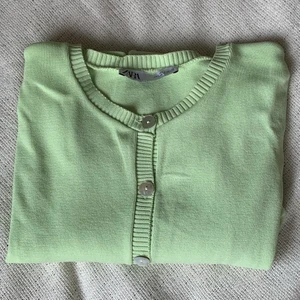 Kofta från Zara (S) - Grön, tunnstickad kofta från Zara