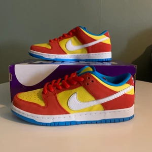 Nike SB DUNK LOW BART SIMPSON - Helt nya Nike dunks pris för 2100kr men vid en snabb affär kan priset diskuteras. Kvitto kommer med.