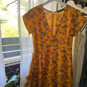 Sommarklänning  - En sommarklänning med blommor från Zaful! Har en knytning i midjan med liten volangkjol (bild 3). Som ny. Skriv vid frågor🌞💛🧡 Frakt tillkommer