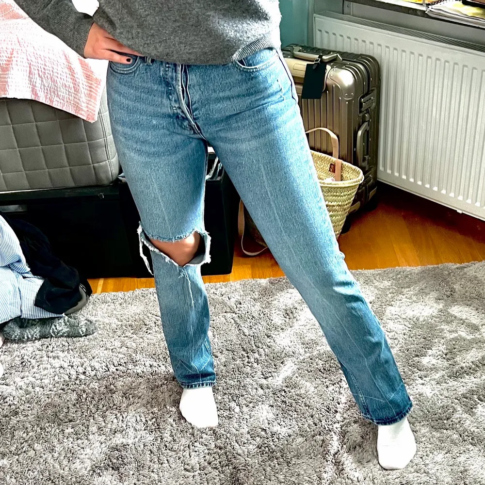 Såå coola jeans från Gap med egenmålad ficka! Målarfärgen är textil anpassad så förstörs inte i tvätten eller så. . Jeans & Byxor.