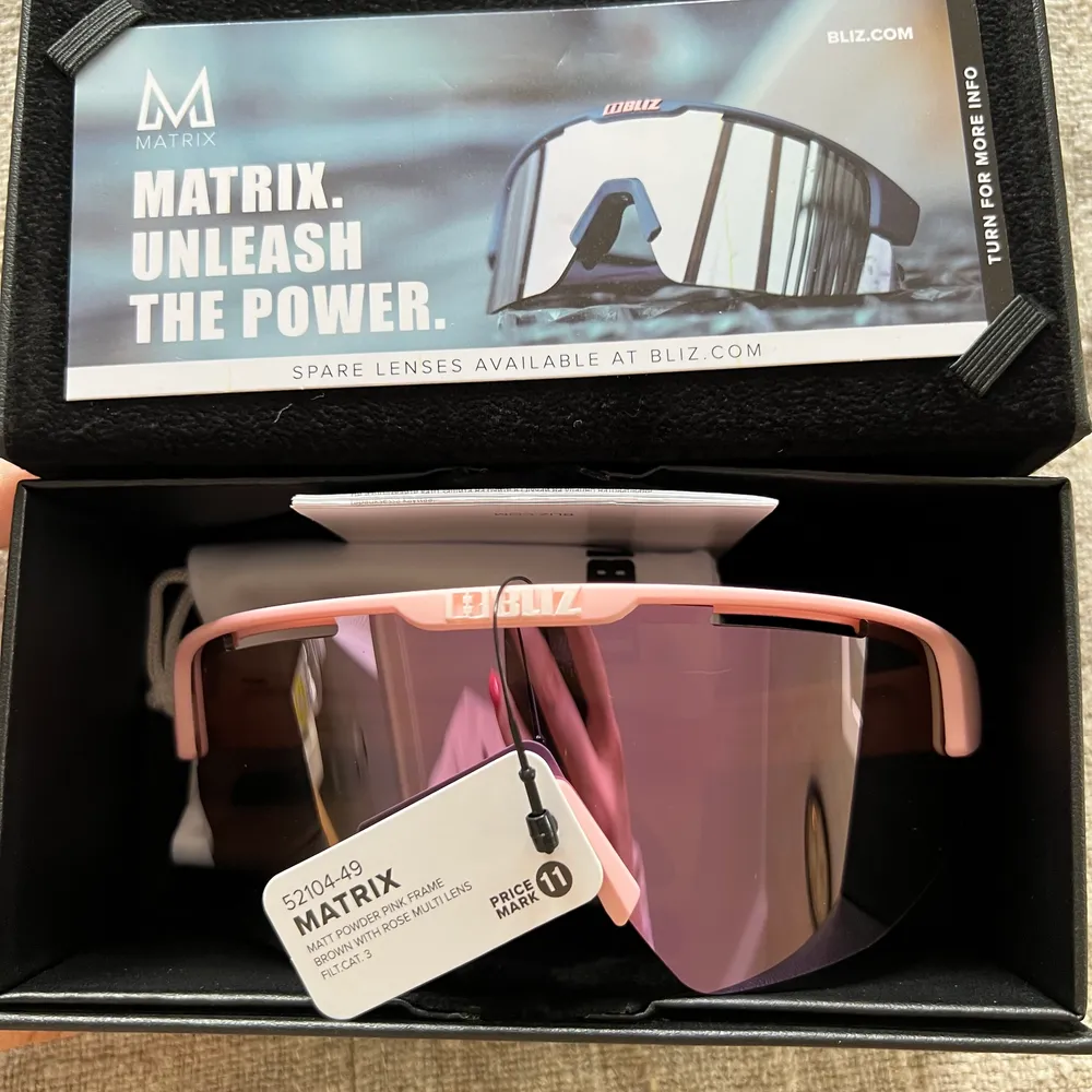 Helt nya Bliz Matrix glasögon i superfin rosa färg! Alla lappar kvar och kartong. Helt oanvända!🥰🫶🏼 Eventuell frakt tillkommer!. Accessoarer.
