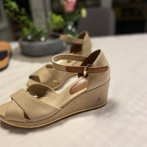 Klackar Tommy Hilfigher - Klackar i nyskick, väldigt fina och sköna att gå i.