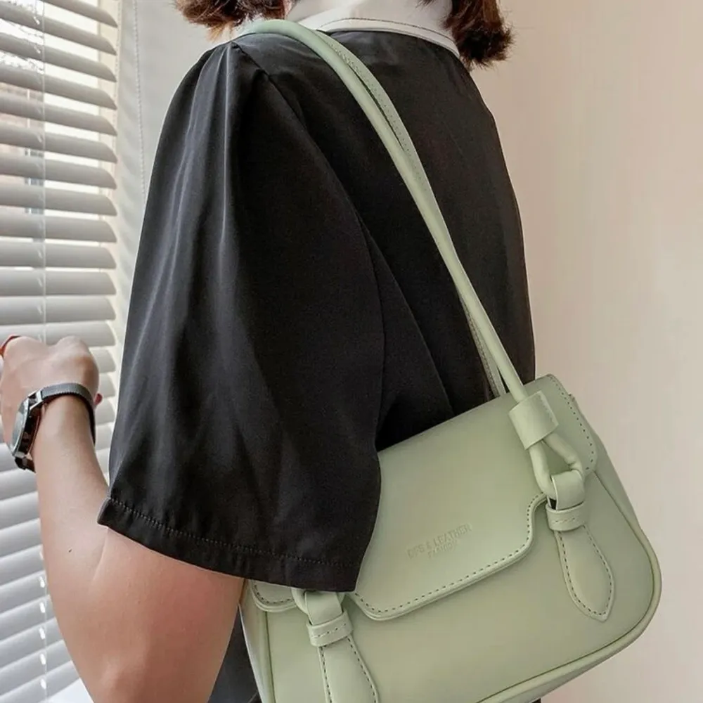jag b mint grön väska som jag säljer för att den inte har kommit till användning ( aldrig använd ) 💜. Väskor.