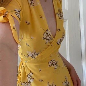 Somrig Klänning - Från Cubus! I Polyester och strl 34 men upplever att det på mig blir lite för mycket tyg över bysten.                   Frakt tillkommer!