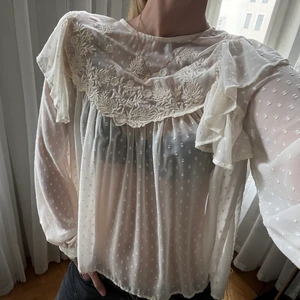 Vit söt blus - Säljer denna jättesöta creme-vita blus från Zara. Kan mötas upp i Stockholm, annars står köparen för frakt💫