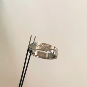 Ring med taggtråd - En jättesnygg ring med taggtråds mönster. Aldrig blivit använd. Frakt på 13kr tillkommer.