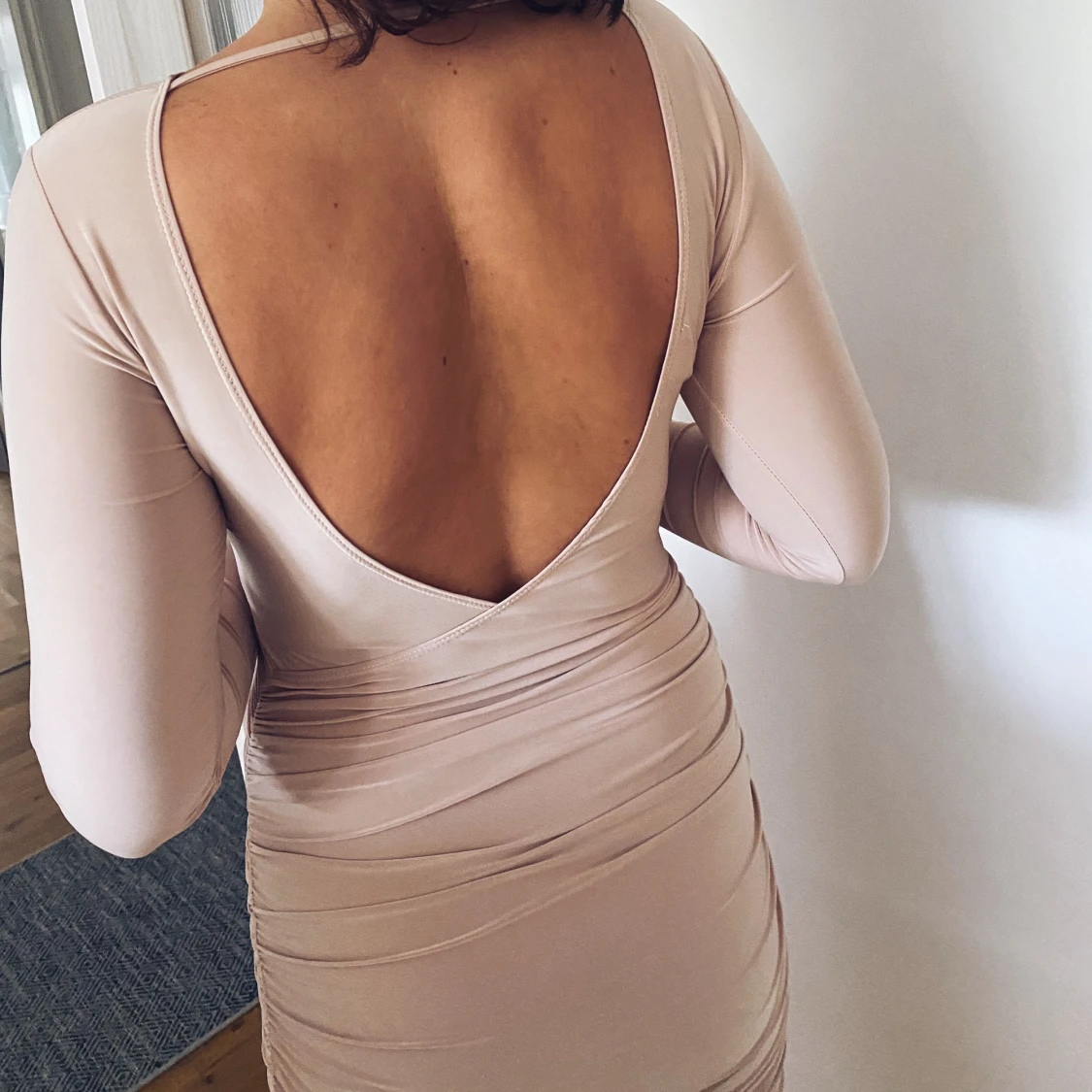 Nude fodralklänning med öppen rygg🌸 - 90