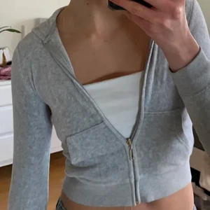 Juicy couture zipup hoodie - En juicy couture zipup hoodie jag köpt på plick, men som tyvärr inte passar mig. Den är i size 8 och skulle säga att den passar som xxs (lånade bilder) SÅLD