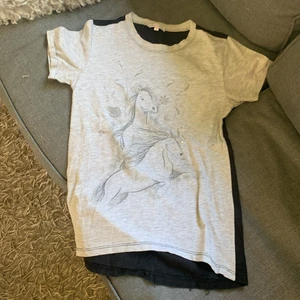 Ridtröja🐴 - Grå och svart tröja till ridning eller att ha i vanliga fall, inte skada, gammal, två hästar på fram sidan och använd med kärlek🐴❤️