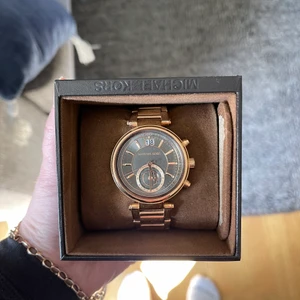 Michael Kors klocka - Klocka från Michael Kors i fint skick. Behöver nytt batteri.