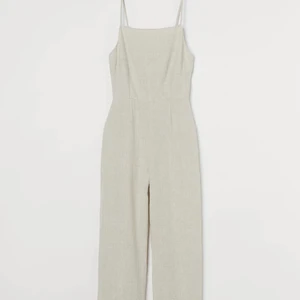 Linne jumpsuit  - Säljer denna jumpsuit i linnematerial från hm, storlek 36! Helt oanvänd och ligger fortfarande kvar i plastförpackning med lapparna kvar. Nypris 399, säljes för 250kr