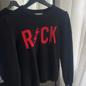 Zadig & Voltaire stickad tröja - Superfin stickad tröja från Zadig & Voltaire i kashmir och ullblandning. Storlek 12/xs men passar även S. Knappt använd så i superfint skick!💗