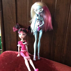 Monster High  - Två monster High dockor frakten varierar beroende på vikten så jag kan inte säga hundra procent frakten 