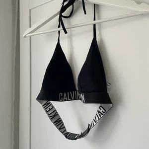 Bikinitopp - Bikinitopp från Calvin Klein som tyvärr blivit för liten för mig. Är i jättefint skick!