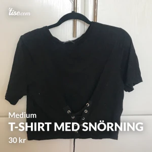 T-shirt  - T-shirt med snörning ifrån zara😊