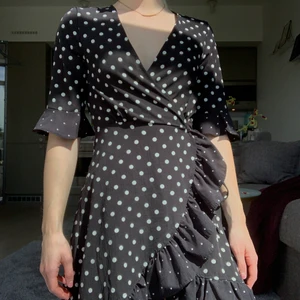Prickig klänning från Booho - Superfin och sparsamt använd klänning i svart tyg med vita prickar från Booho. St 36. Passar mig perfekt, vanligtvis en storlek S 165cm lång. Gränsfall för stor för min byst på A/B kupa. Annars perfekt!