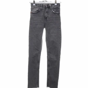 Zara Jeans - Gråa jeans från zara som jag beställt från sellpy som tyvärr va försmå. och då det är dyrare att skicka tillbaka så väljer jag att sälja dem själv!