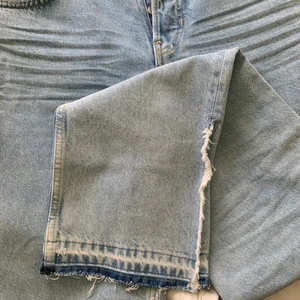 Mid Rise zara jeans - Sömmen vid benslutet kan sprättas upp så att det blir en slit längst ner, använda en gång fint skick!❣️Midjemått: 81cm, innerbenslängd: 88cm