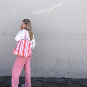 Randig tote bag - Handgjord tote bag av återvunnet tyg. Flora collection🧡💗 orange rosa randig 🧡36x32x9 cm