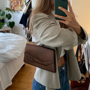 Axelväska  - Säljer denna balla axelväska i en metall-brun färg! Supersnygg!🫶  Kan skicka men köparen står för frakten🥰