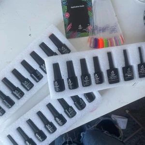 Gelé lack  - Säljer dessa eftersom jag inte håller på med naglar längre! Det är 20st färger och 2st top lack och 1st bas lack! Köpte för 599kr! Säljer för 200kr + frakt 66kr frakt! Super fint skick!!!!