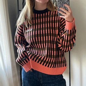 Kickers stickad tröja - Stickad tröja från Kickers. Jätteskönt och hållbart material med snygg passform. Använd endast en gång så är som ny. 