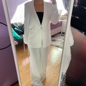 Kavaj från hm  - Vit kavaj använd 1 gång till student och är som helt ny, priset kan diskuteras 