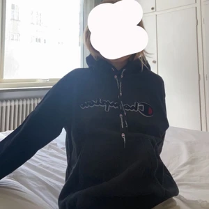 Champion hoodie storlek s - En jätte fin champion hoodie i storlek s! Använd några fåtal gånger men i väldigt bra skick! Den passar om man har xs/s/m skulle jag säga. ❤️ Den kostar 150kr+frakt alltså 166kr, kan göra undantag, isf 100kr+frakt! ❤️ Om det blir många som vill ha den startar jag en budgivning från 150-200! 💝 Säljer på grund av att den snart inte passar mig och för att den nästan alldrig kommer till användning! 💝